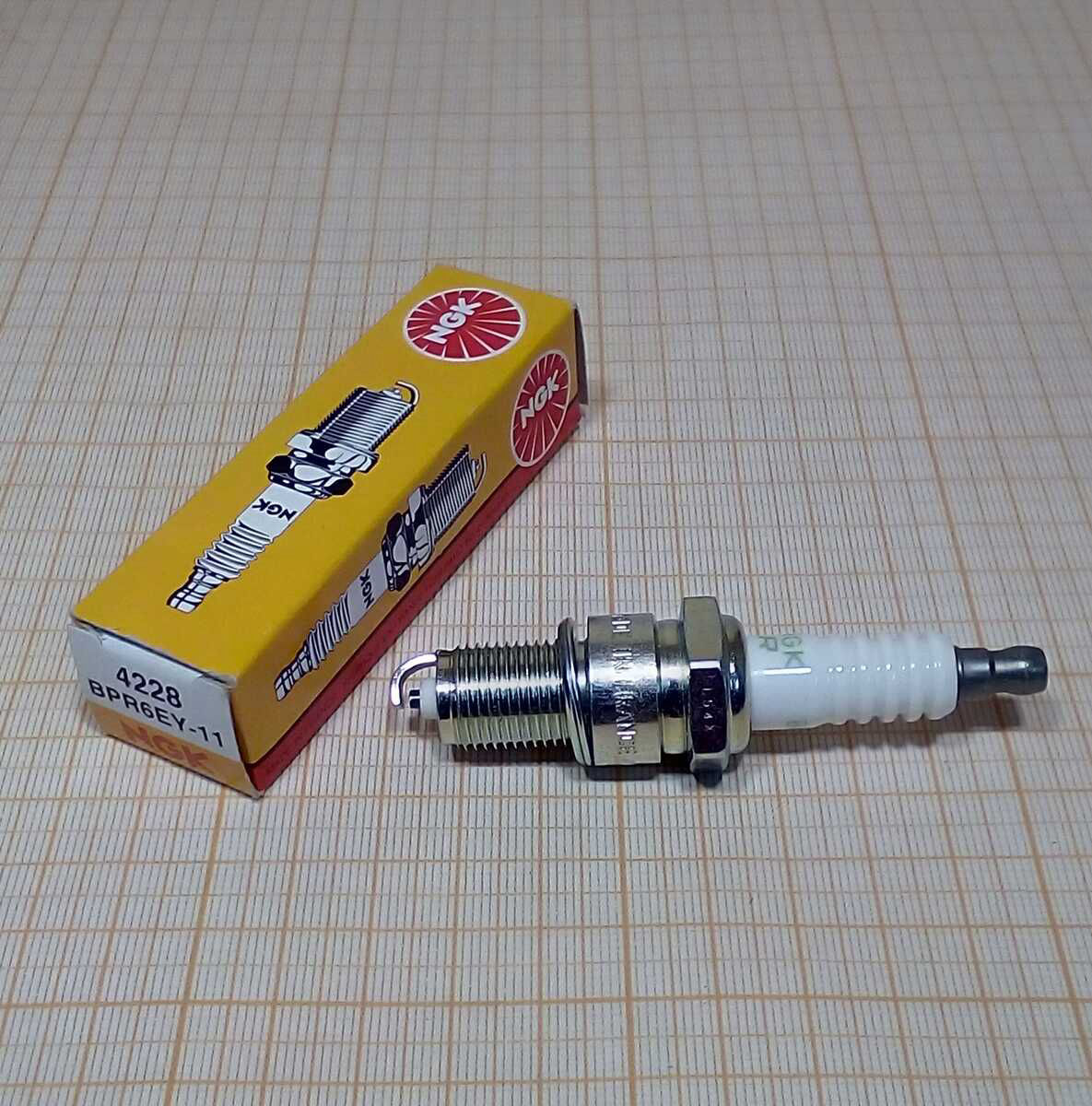Свеча зажигания / /BPR6EY-11